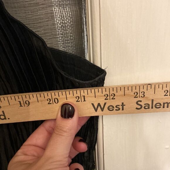 Crinkle Mock Neck Silky Crop Sleeveless Top - Picture 6 of 7